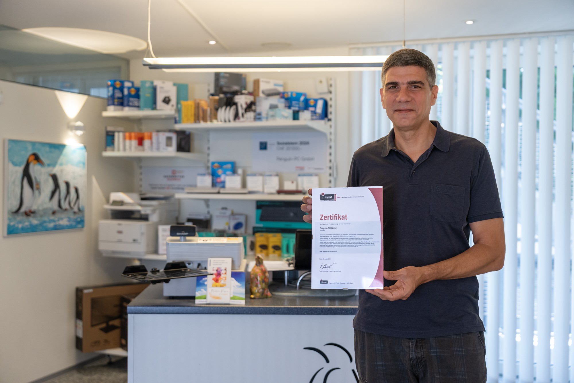 iPunkt-Zertifikat für erfolgreiche Arbeitsintegration Penguin-PC Inhaber Oliver Herren mit dem iPunkt-Zertifikat für erfolgreiche Arbeitsintegration bei Penguin-PC in Oensingen.